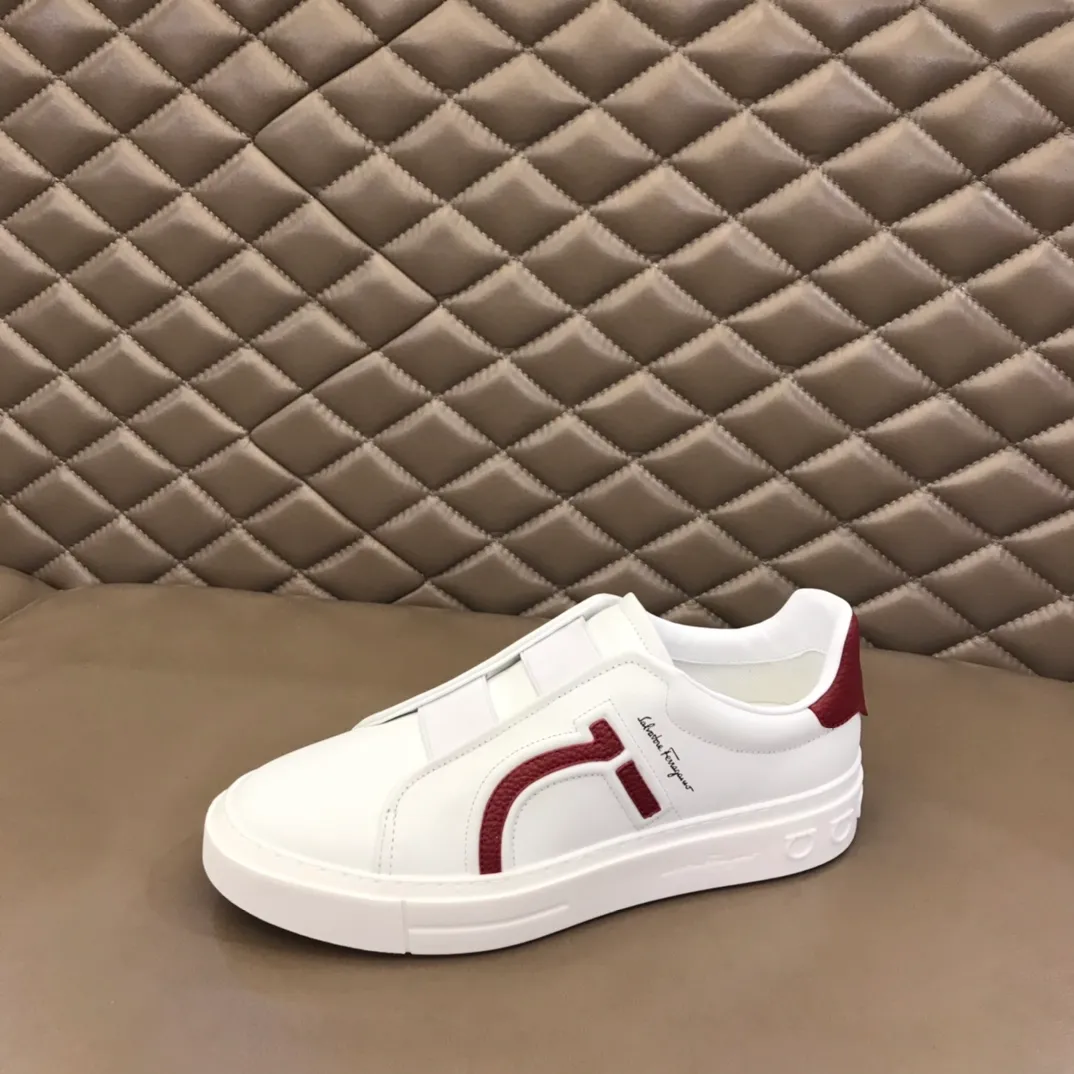 p400【Salvatore Ferraga**】New men's low-top casual shoes! Top-quality cow products, original lasts, made of imported cowhide, first-class texture, first-layer sheepskin lining! Original outsole! The details are exquisite and the style is versatile and upscale! Decorated with a three-dimensional Gancini logo, the back of the tongue and lace-up piping add a pop of color. The high-tech sole features a holographic pattern and Gancini details, making it ideal for a practical yet stylish everyday look. Code number 38-44 (45 can be customized)